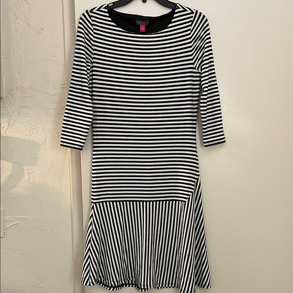 Vince Camuto Dresses & Skirts - Vince Camuto Black and White 3/4 sleeve Striped Dress, size XS